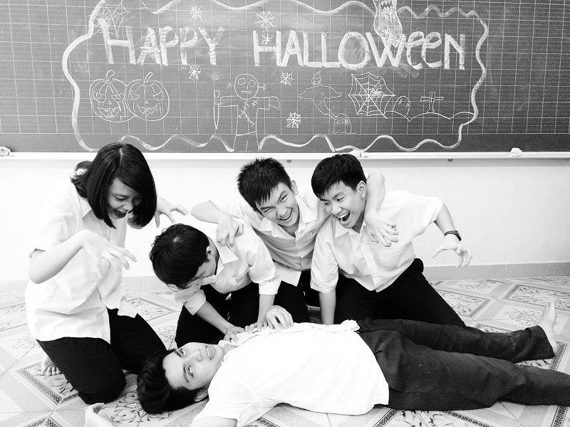 hallowen hạnh phúc cùng hear us now